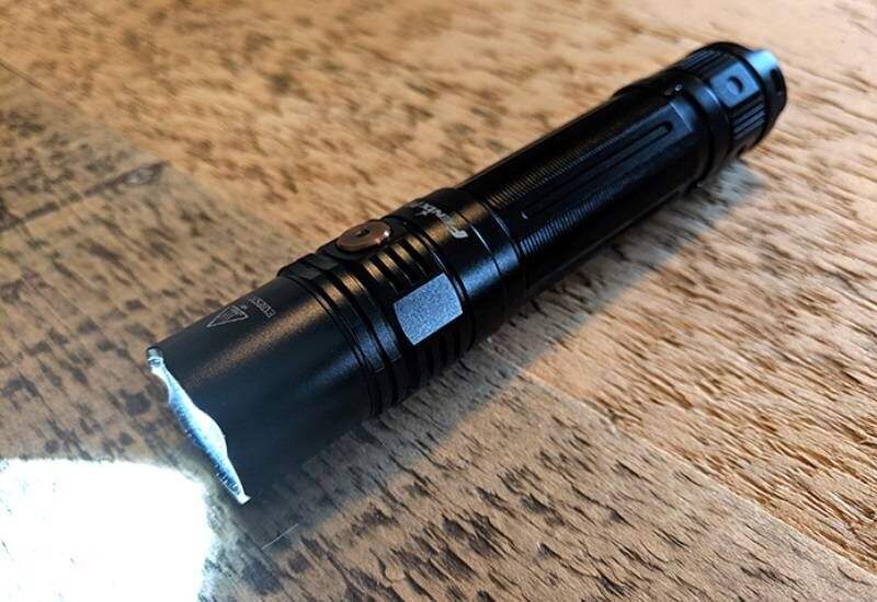 Тактический фонарь Fenix PD36R с аккумуляторным питанием и световым потоком до 1600 люмен